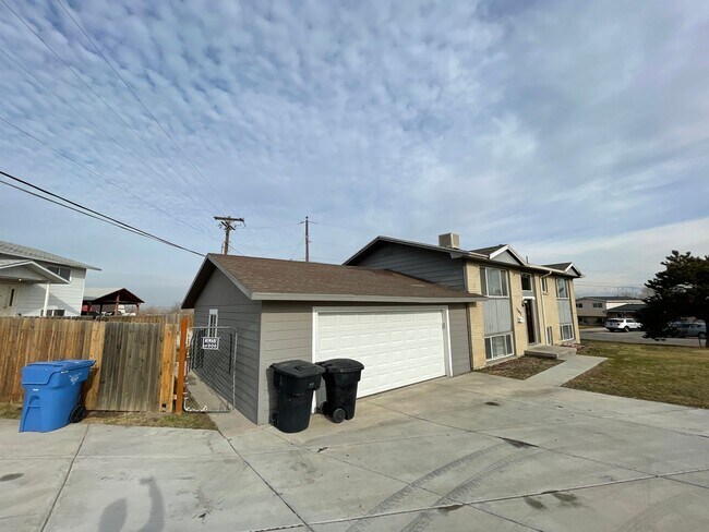 Building Photo - Spacious 6-Bedroom Magna Home with Fenced Yard