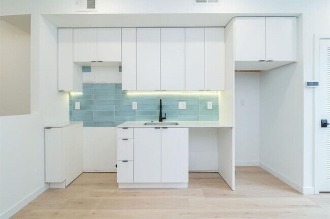 Building Photo - 2722 Hope St