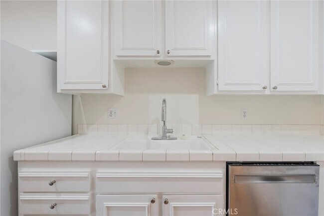 Building Photo - 6542 Ocean Crest Dr