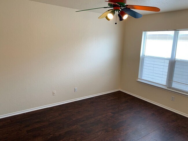 Building Photo - MUST SEE!! 4 Bed | 2.5 Bath | Loft | 2-Car Garage | Covered Patio!