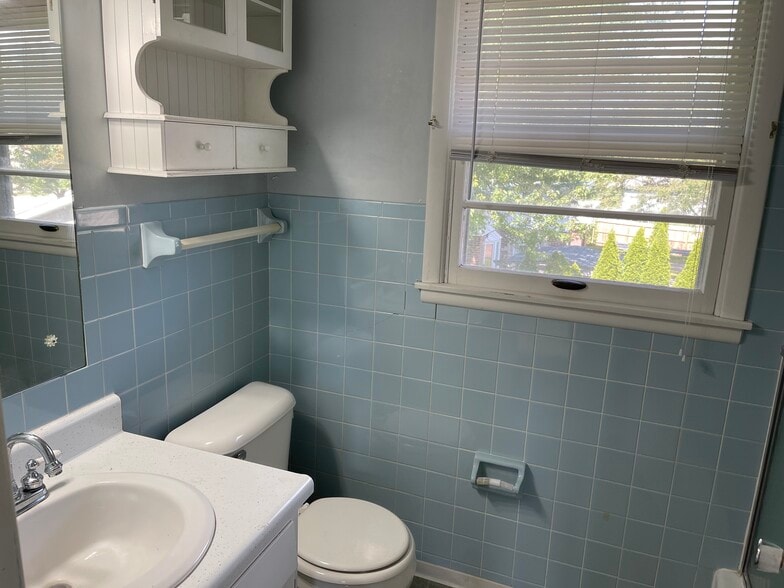 Building Photo - 3615 Kennedy Dr