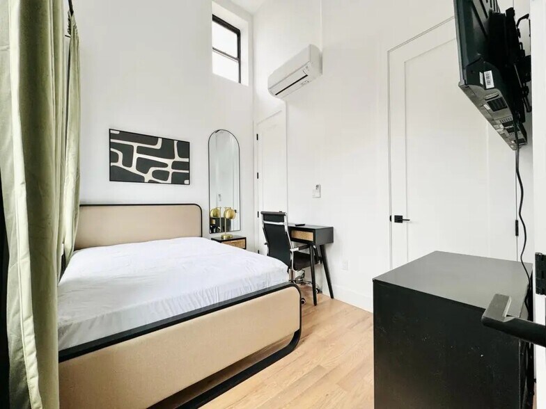 Building Photo - Furnished room/NOT APARTMENT