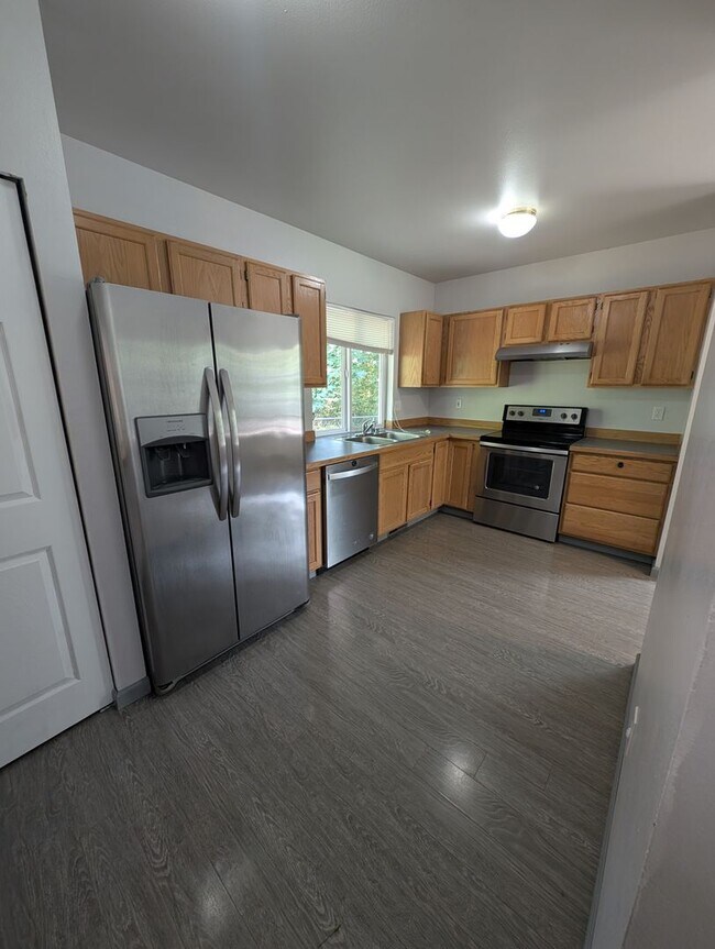 Building Photo - Tri Level, 3 Bedroom For Rent in Port Orchard - Available June 25th!
