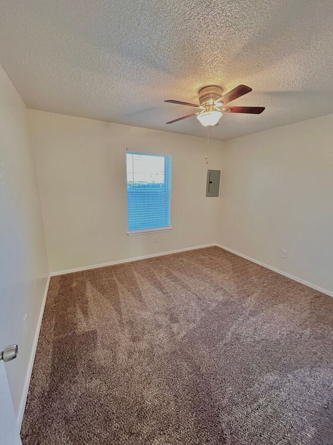 Building Photo - 1008 Acacia Cir