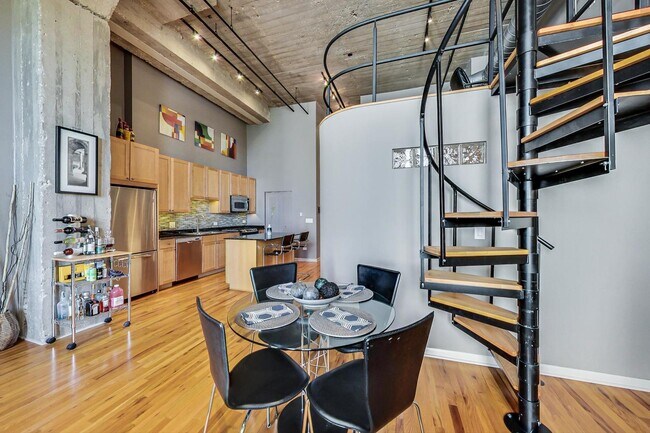 Building Photo - 758 N Larrabee St