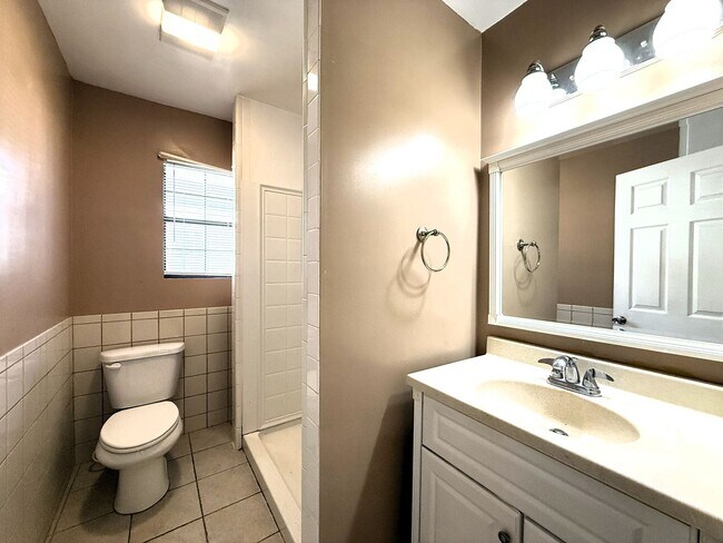 Building Photo - 1800 SW 15th St