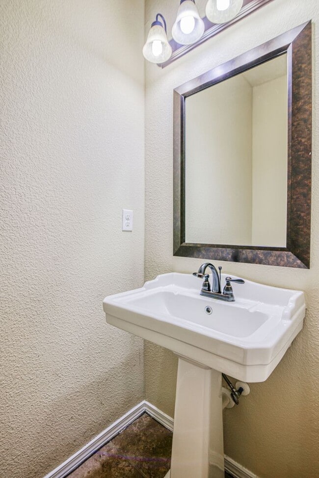 Building Photo - Beautiful East side House 3 bed-2.5 baths in front of Park