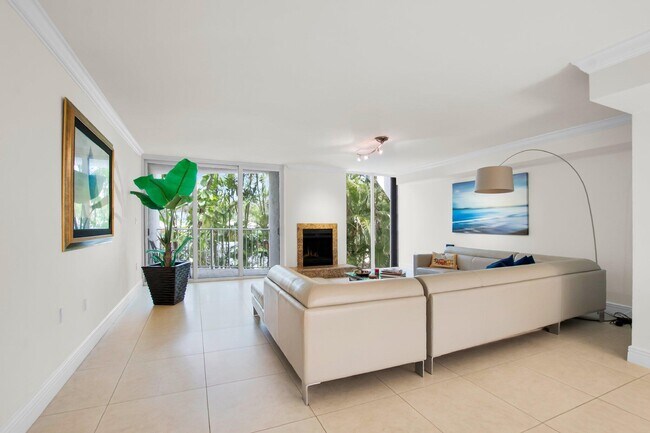 Building Photo - 1222 Hillsboro Mile