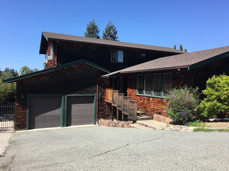 Primary Photo - 20 Meleean Ln