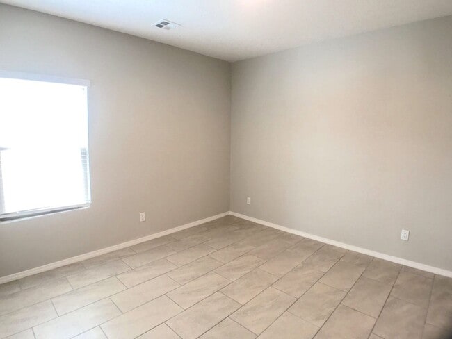 Building Photo - Los Lunas 3 bedroom! Tile Throughout! Refrigerated Air! Spacious living area
