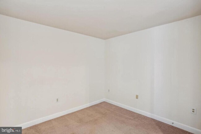 Building Photo - 5750 Bou Ave