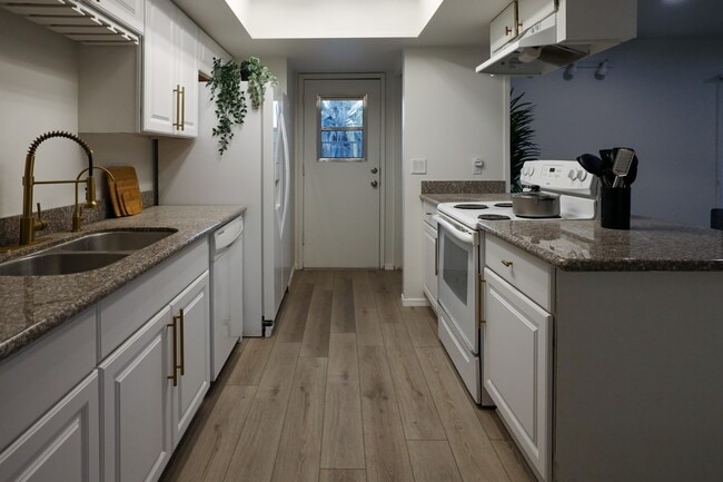 Building Photo - 328 E Dunbar Dr