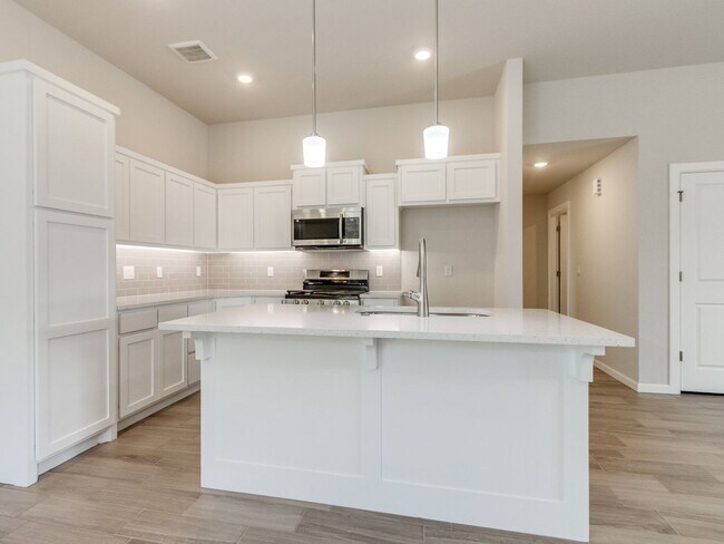 Building Photo - MUST SEE!!