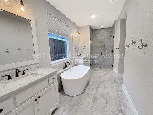 Building Photo - 313 E 3rd St