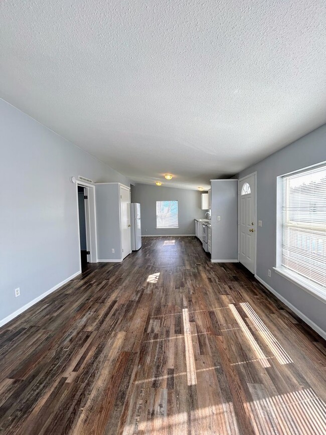 Building Photo - Centrally Located