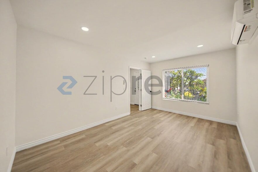 Building Photo - Unit