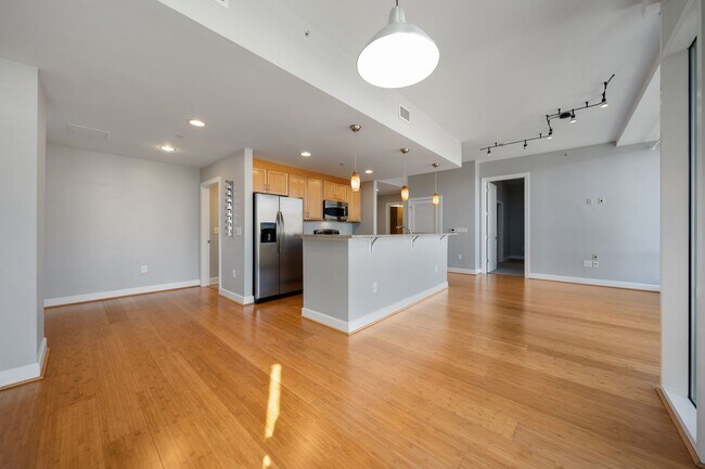 Building Photo - Light filled 1 bed/ 1 bath condo with balcony minutes to downtown Chapel Hill
