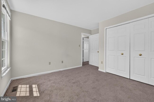 Building Photo - 811 Chatsworth Dr