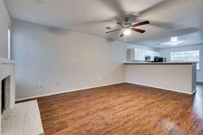 Building Photo - Uptown Townhome - 2BD / 2.5BA - Near Downt...