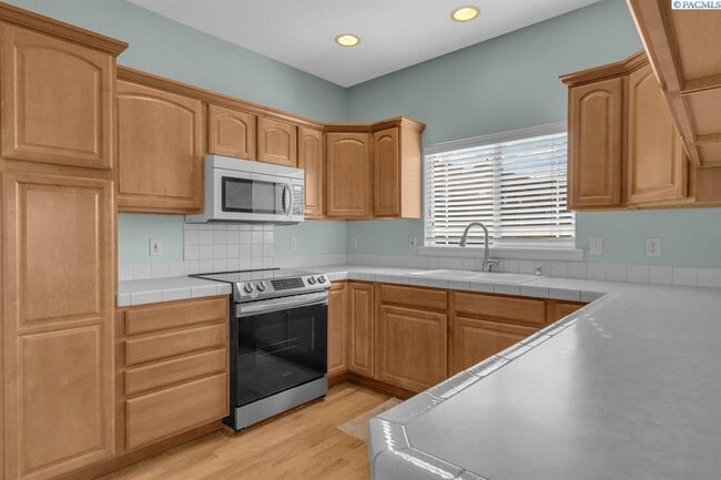 Building Photo - 2,400sf Low Maintenance, Best S Richland L...