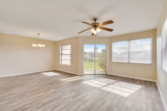 Building Photo - BEAUTIFUL THREE BEDROOM TOWNHOME WITH GARAGE(AVAILABE NOVEMBER)