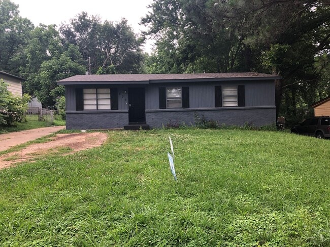 Primary Photo - 805 Leacrest Ave