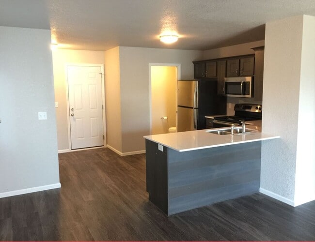 Building Photo - Spacious 3 bedroom, 3.5 bathroom Condo For Rent!