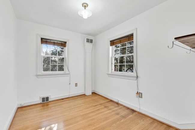 Building Photo - 1529 N Kenilworth St