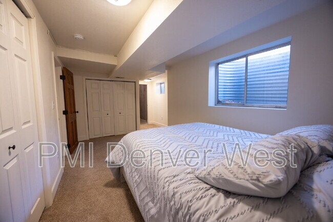 Building Photo - 16821 E Hialeah Ave