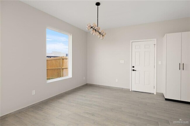 Building Photo - 21 Selena St