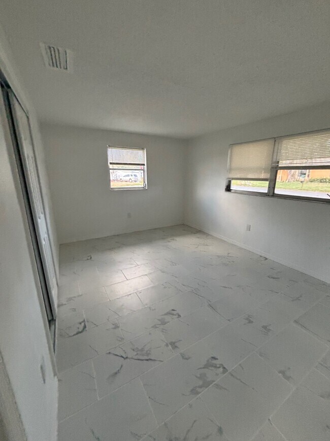 Building Photo - 4515 Needle Palm Dr