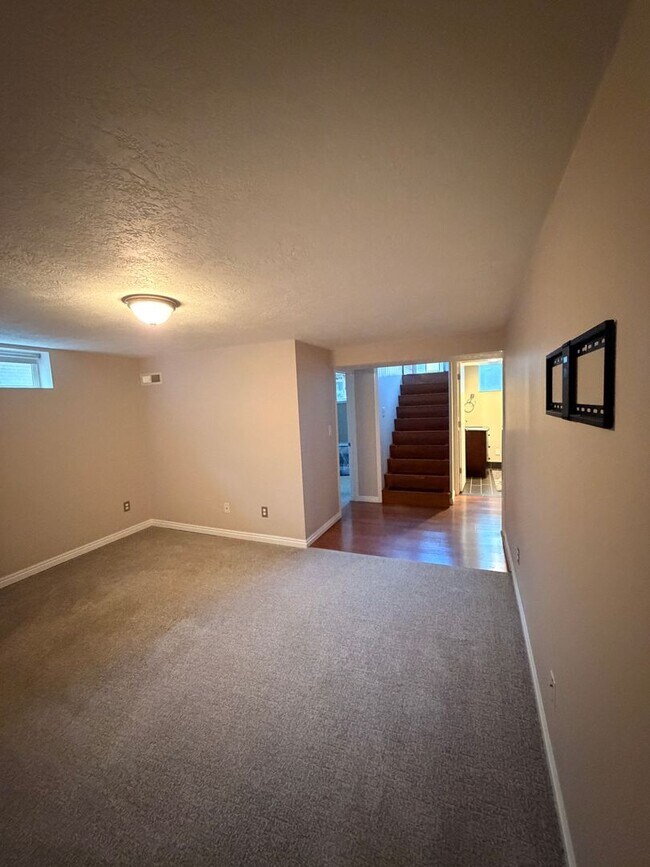 Building Photo - Gorgeous Home in Bountiful!