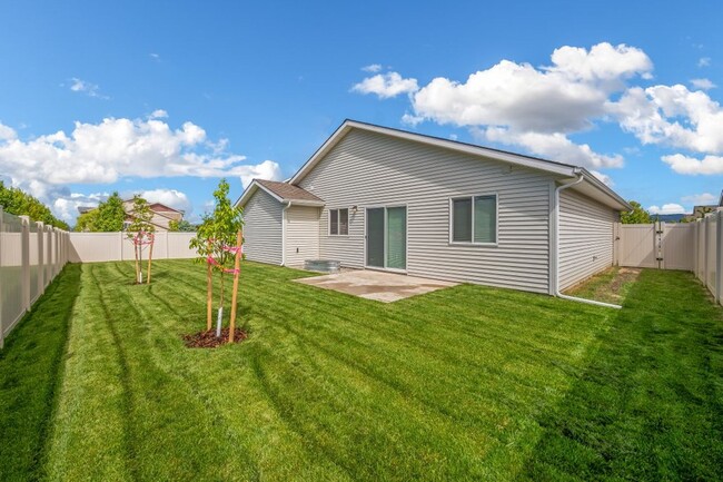Building Photo - Montrose Rancher 3 bed 2 bath