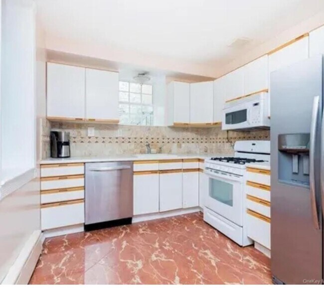 Building Photo - 445 W Hartsdale Ave