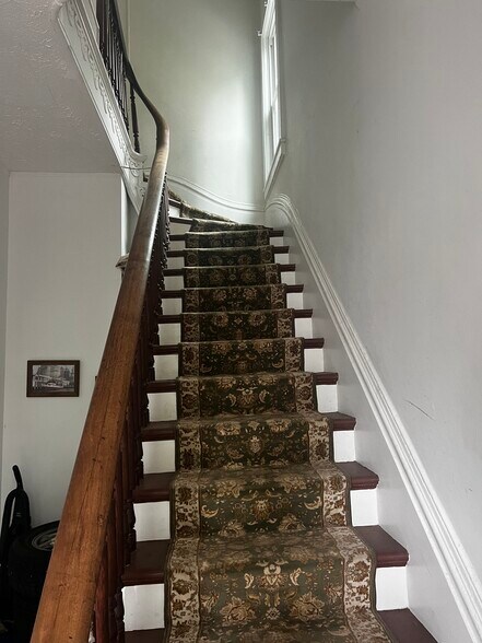 Building Photo - 147 Woodlawn Ave