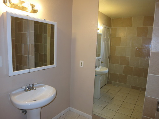 Building Photo - 2BR/2.5BA Townhome in gated community