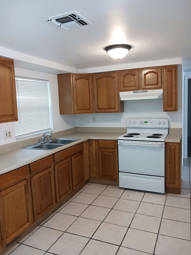 Building Photo - Spacious 3 bedroom / 1 Bath Single Family Home