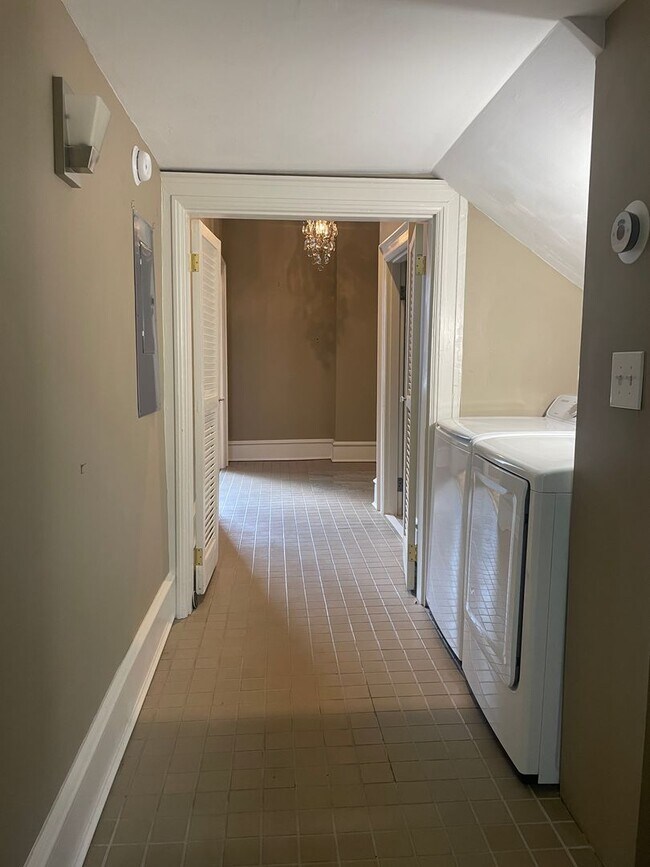 Building Photo - 1025 Church St