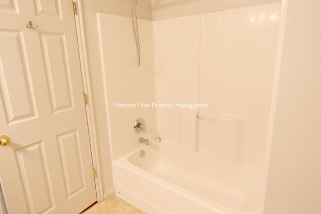 Building Photo - 2 Bed, 1.5 Bath, HVAC