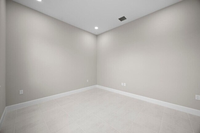 Building Photo - 5741 Beechnut Dr