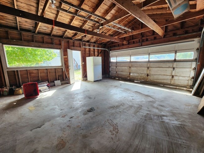 Building Photo - Pre-Leasing for September - 4bed/2bath House