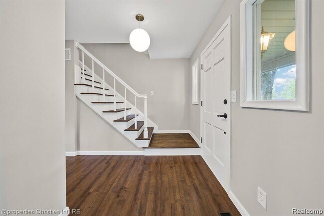 Building Photo - 126 Orchardale Dr
