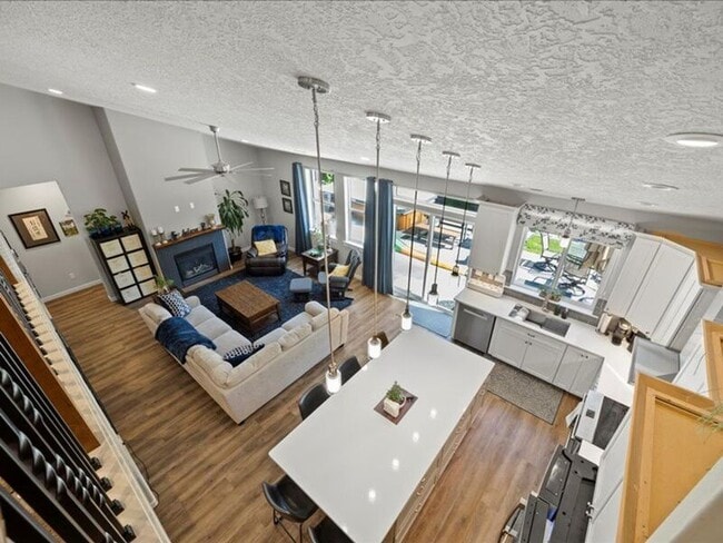 Building Photo - 617 Esperanza Ct