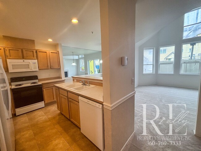 Building Photo - Spacious 3-Bed Condo with Vaulted Ceilings...