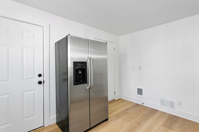 Building Photo - Beautiful 3 bd home close to the hospital