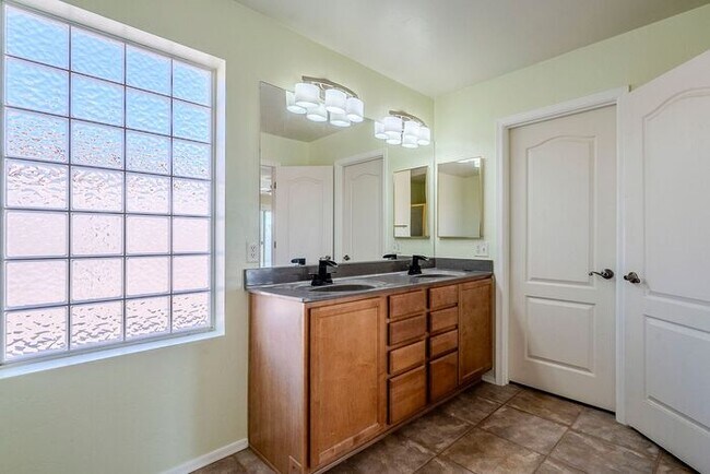 Building Photo - Pending/ Rented - Bright & Spacious 3-Bed ...