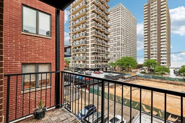 Building Photo - 6157 N Kenmore Ave