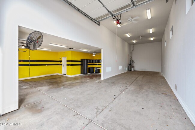 Building Photo - 18495 W Rimrock St