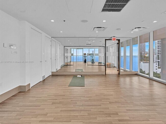 Building Photo - 700 NE 26th Terrace