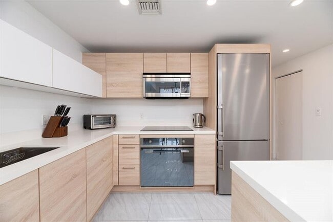 Building Photo - 16385 Biscayne Blvd